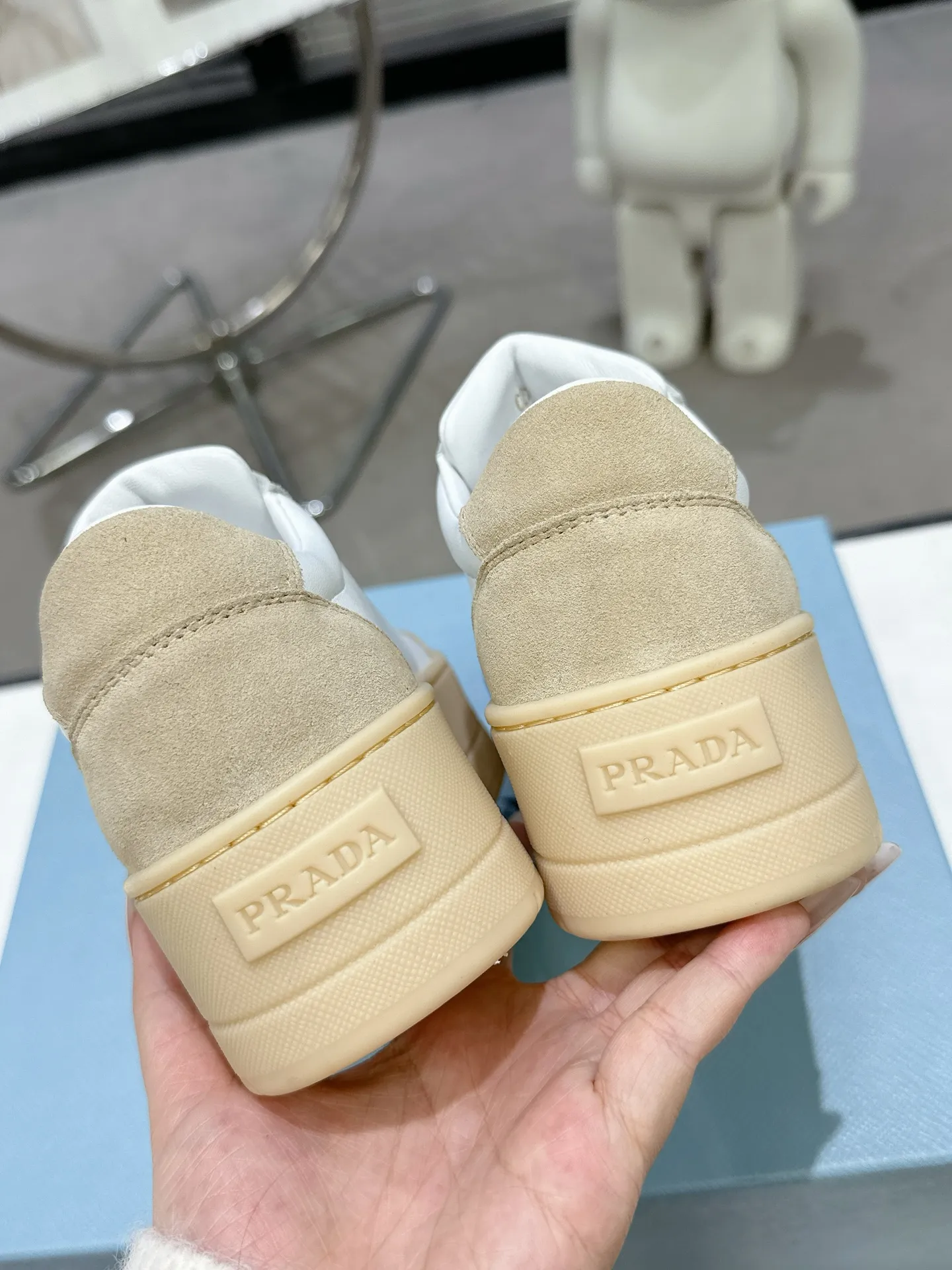 👟👟Ex-factory price 600👟👟 Prada Latest Downtown Bold series Thick-soled Platform Shoes Triangle Logo Casual Sports Shoes White Shoes Original purchase, development and production Downtown Bold sneakers are inspired by the basketball shoes of the 1980s, with sporty design and exquisite details. Crafted from perforated leather, the statement platform sole provides a unique, modern style. The Prada logo is interpreted from different angles, decorated with the iconic enameled triangular metal logo, highlighting the unique classic style. Exquisite packaging at the delivery counter🛍📦 ▪️Fabric: Original custom imported first-layer cowhide ▪️Inner lining: Original imported sheepskin ▪️Outsole: Original open-molded ultra-light foam material ▪️Sole thickness: 4.5CM ▪️Size: Women's 35-40